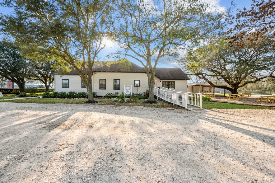 4319 N FM 565 Rd, Mont Belvieu, TX for lease - Building Photo - Image 1 of 18