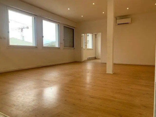 Flex in Dijon for lease - Interior Photo - Image 3 of 11