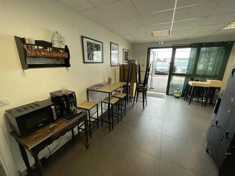 Flex in Montussan for lease - Building Photo - Image 2 of 11