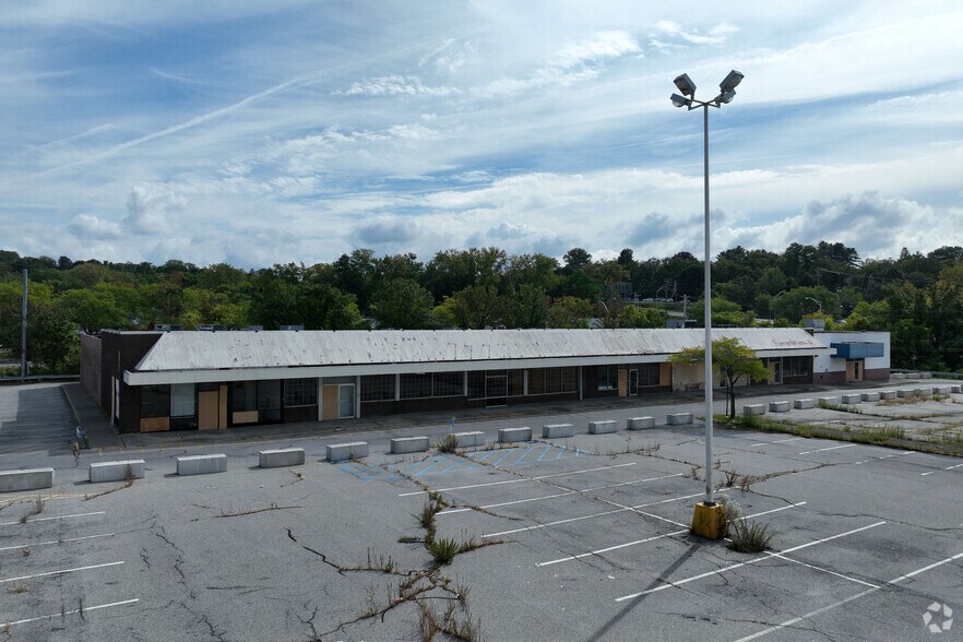 627-643 Dutchess Tpke, Poughkeepsie, NY for sale - Building Photo - Image 2 of 4