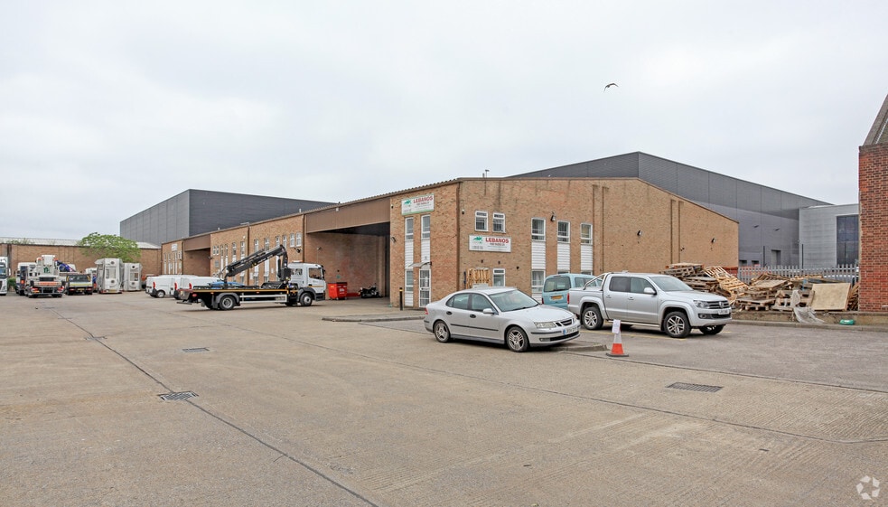 18-24 Whitby Ave, London for lease - Building Photo - Image 2 of 4