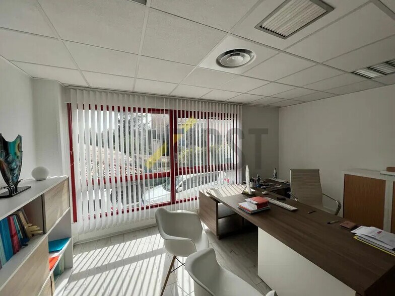 Office in Antibes for lease - Interior Photo - Image 3 of 6