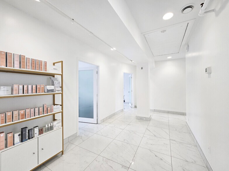 12-18 Byward Market Sq, Ottawa, ON for lease - Interior Photo - Image 3 of 10