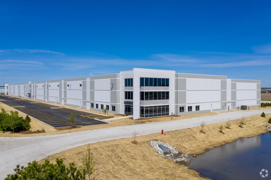 101 Dollar Tree Ln, Joliet, IL for sale - Primary Photo - Image 1 of 1