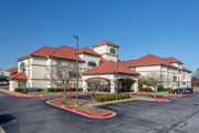 La Quinta Inn & Suites by Wyndham Bentonville - Motel