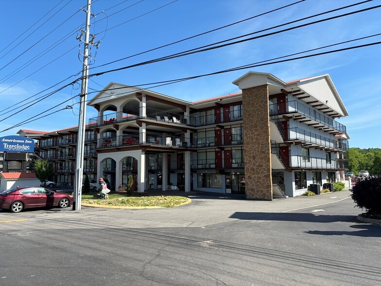 Pigeon Forge Hospitality Portfolio portfolio of 3 properties for sale on LoopNet.com - Building Photo - Image 3 of 17