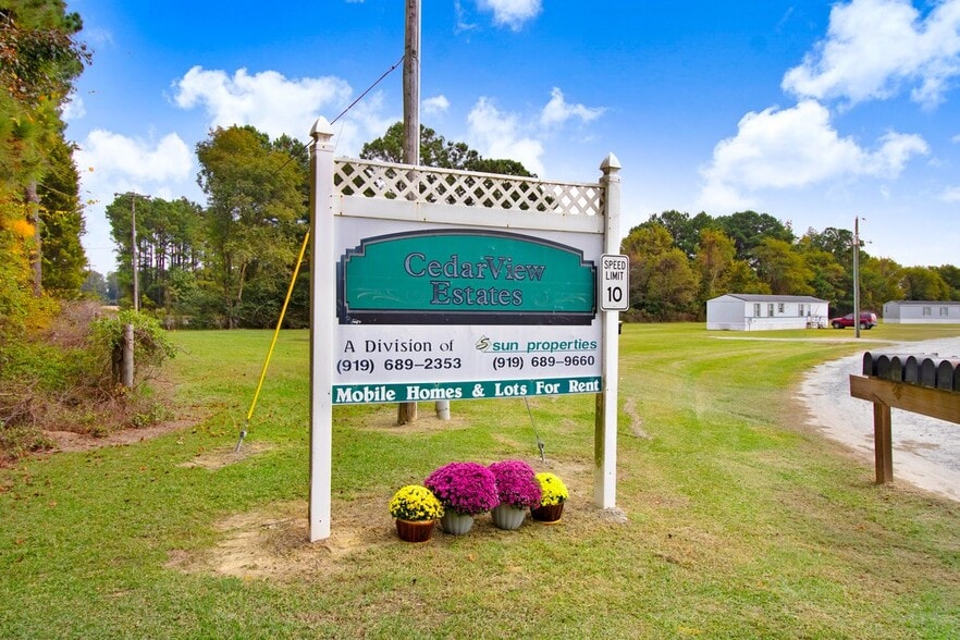 117 Preston Ln, Newton Grove, NC 28366