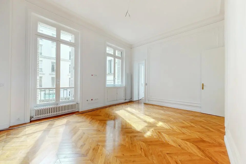 Office in Paris for lease Interior Photo- Image 1 of 7