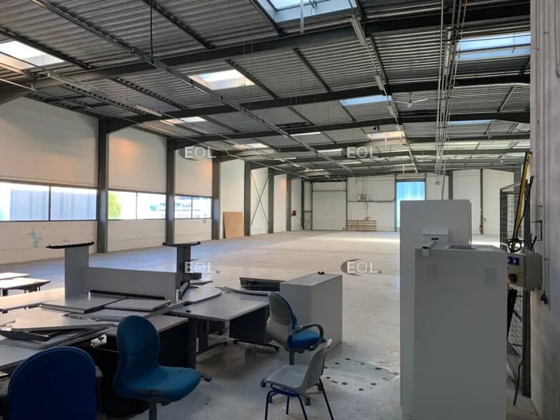 Industrial in Chaponnay for lease - Building Photo - Image 2 of 14