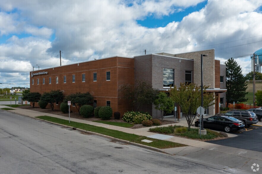 3040 N 117th St, Wauwatosa, WI for lease - Building Photo - Image 2 of 9