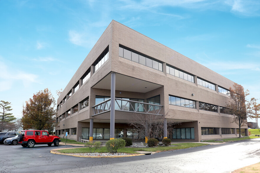 1015 Corporate Square Dr, Creve Coeur, MO for lease - Building Photo - Image 1 of 4