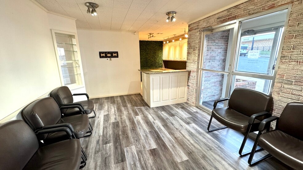 211 N 5th St, Mcalester, OK for sale - Lobby - Image 3 of 20