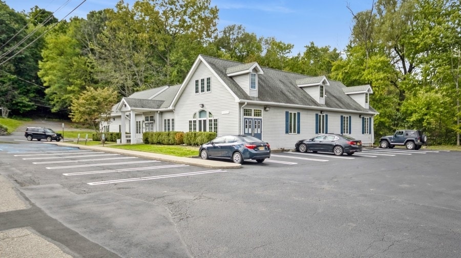 2 Victory Ct, Newburgh, NY 12550 6.9 CAP NNN / Medical Office / 1.5