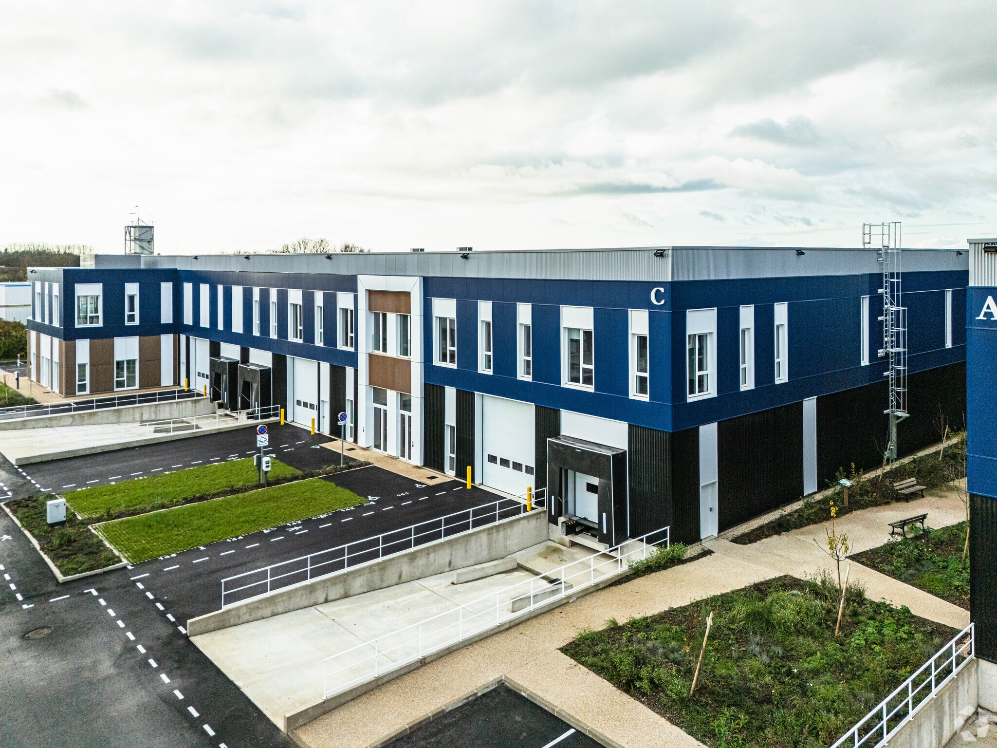 Flex in Moissy-Cramayel for lease Primary Photo- Image 1 of 4