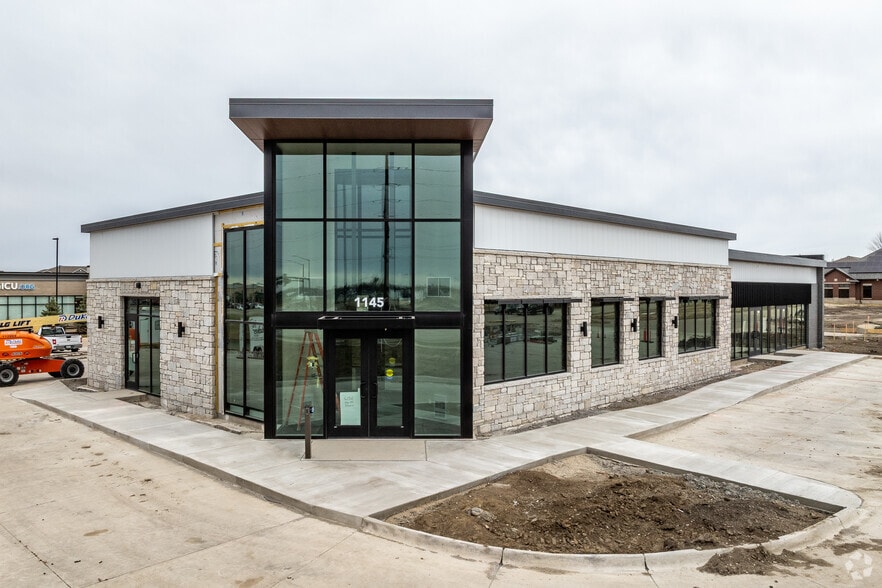 1145 University Ave, Waukee, IA for lease - Primary Photo - Image 1 of 5