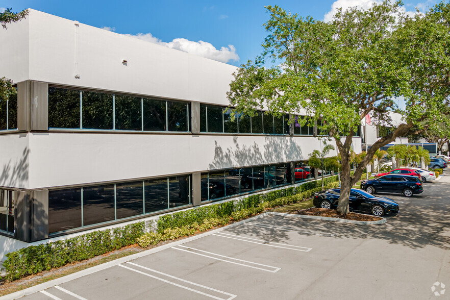 14261 Commerce Way, Miami Lakes, FL for lease - Building Photo - Image 3 of 10