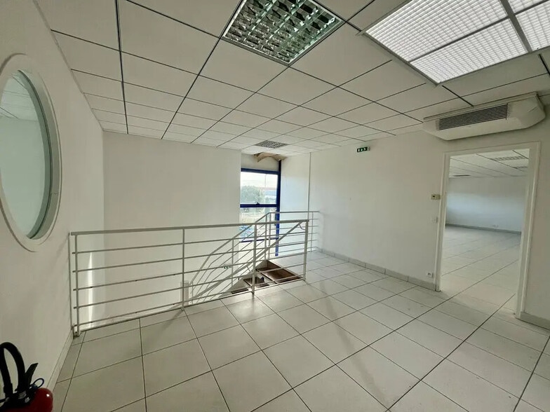 Office in Sorgues for lease - Interior Photo - Image 2 of 8