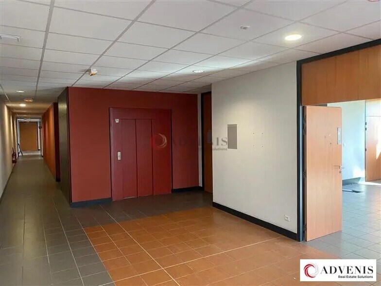 Office in Gradignan for lease - Lobby - Image 3 of 11