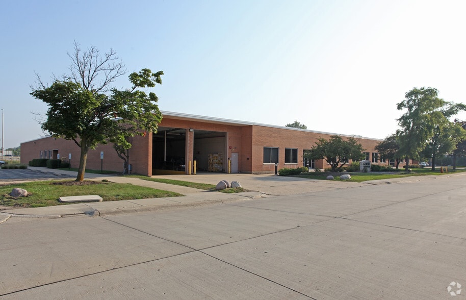 2942 MacArthur Blvd, Northbrook, IL for lease - Building Photo - Image 3 of 3
