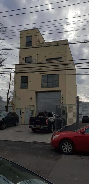 11042 15th Ave, College Point, NY for sale - Primary Photo - Image 1 of 1