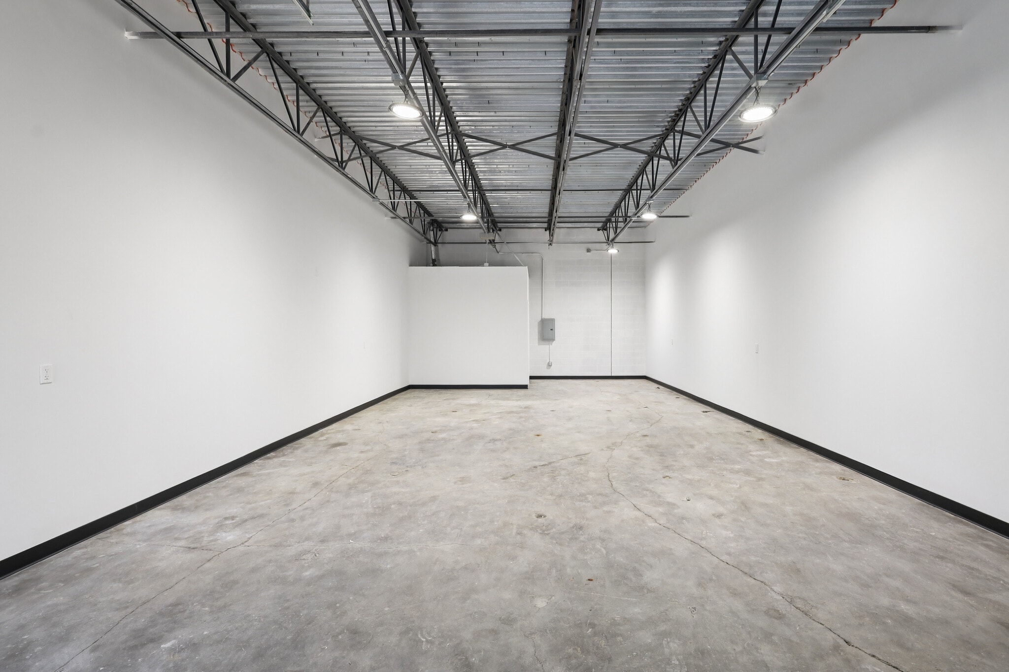 1105 Colorado Ln, Arlington, TX for lease Interior Photo- Image 1 of 5