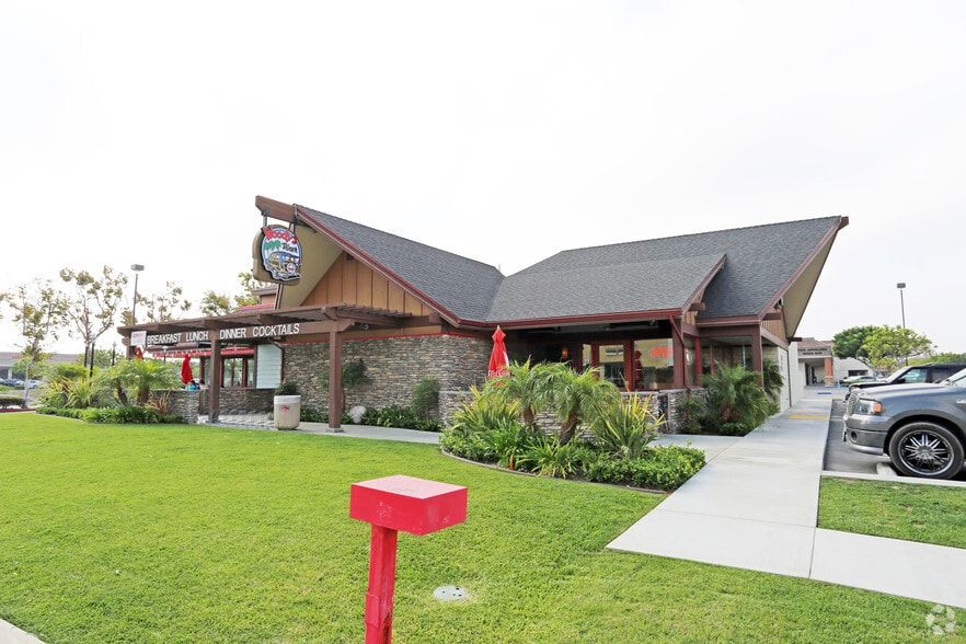 10136 Adams Ave, Huntington Beach, CA for lease - Building Photo - Image 2 of 4