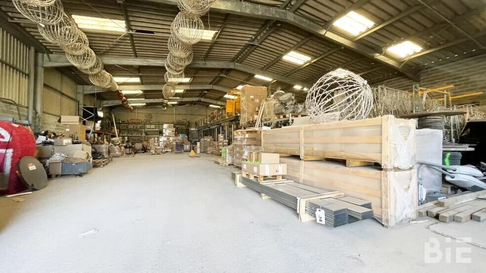 Flex in Pessac for lease - Interior Photo - Image 3 of 5