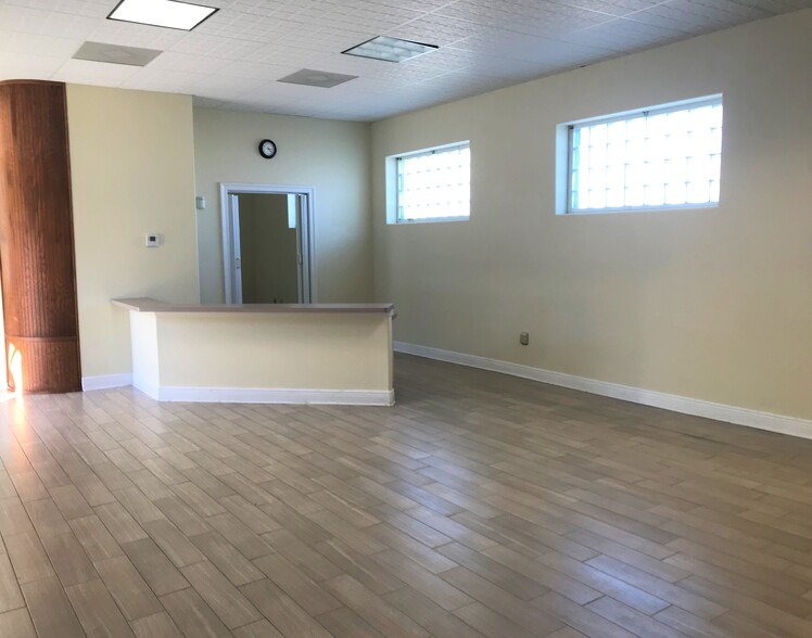 9 W Blount St, Pensacola, FL for lease - Building Photo - Image 2 of 12