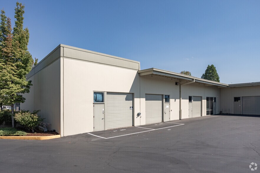 7505 NE Ambassador Pl, Portland, OR for sale - Building Photo - Image 3 of 3