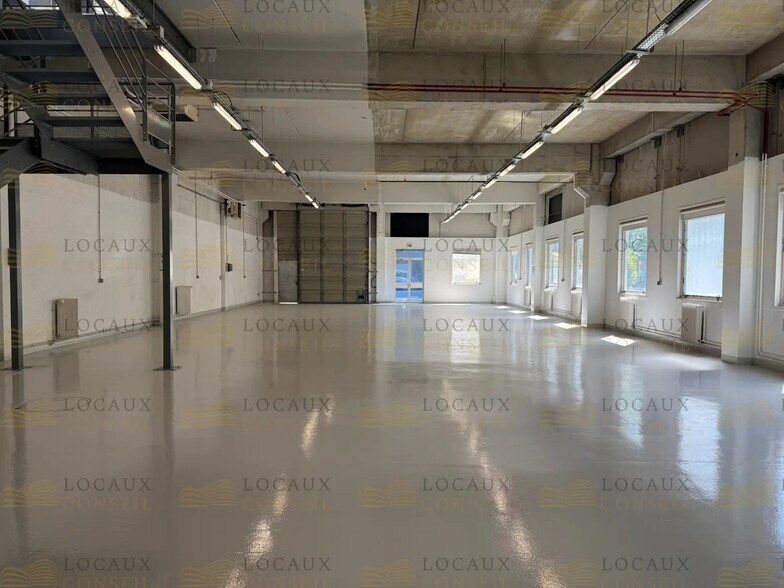 Flex in Lognes for lease - Interior Photo - Image 2 of 12