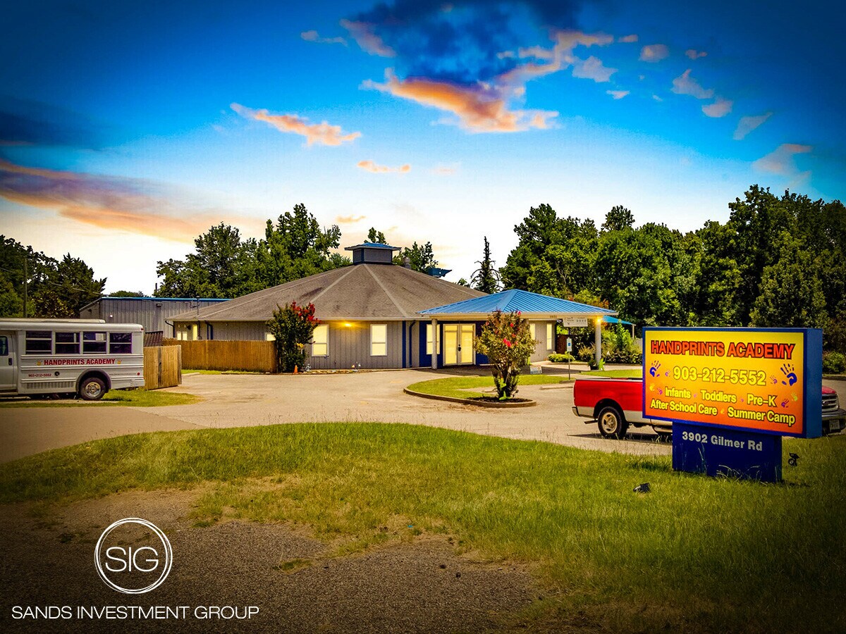 3902 Gilmer Rd, Longview, TX 75604