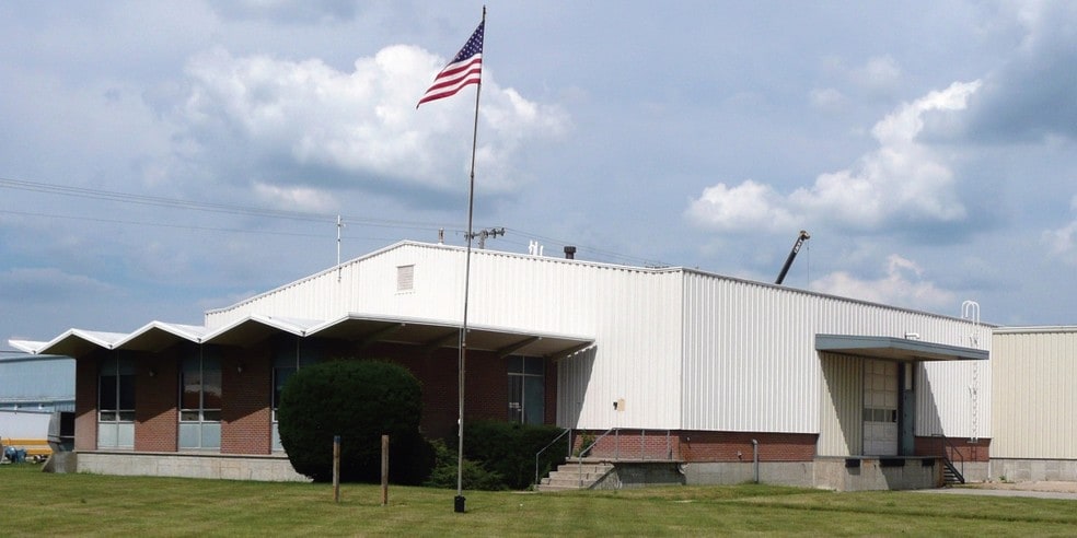 811 S Eisenhower Dr, Goshen, IN for lease - Building Photo - Image 2 of 3