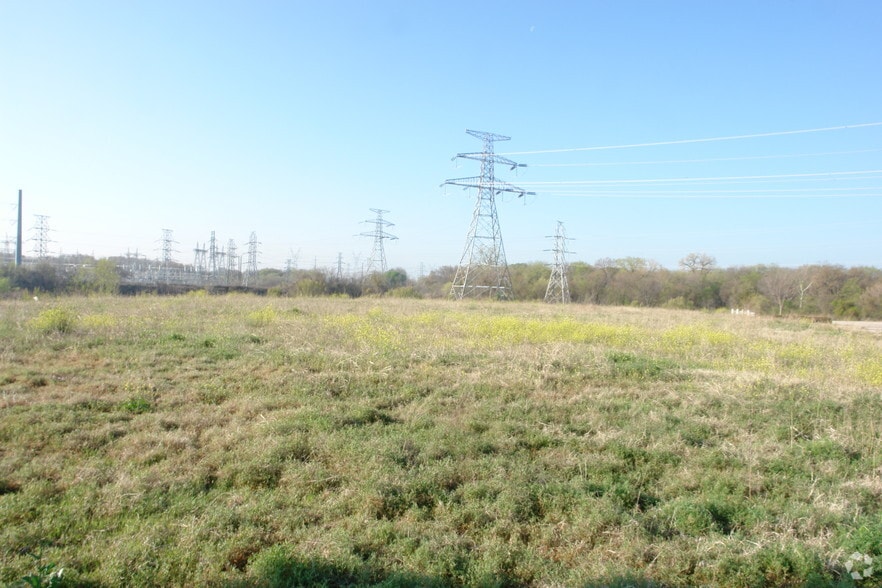 2741 N I-35e, Carrollton, TX for lease - Building Photo - Image 2 of 3