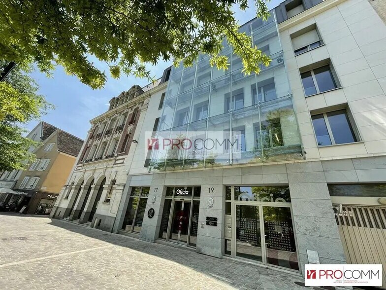 Office in Chartres for lease - Building Photo - Image 2 of 12