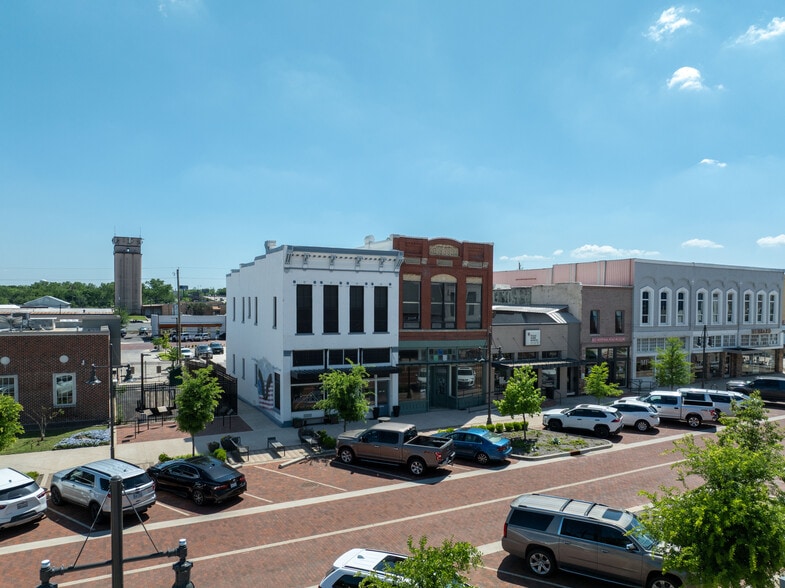 120 W Main St, Denison, TX for lease - Building Photo - Image 2 of 28