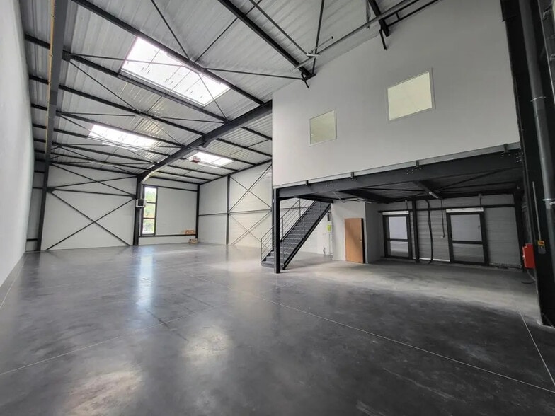 Flex in Saint-Priest for lease - Interior Photo - Image 3 of 7