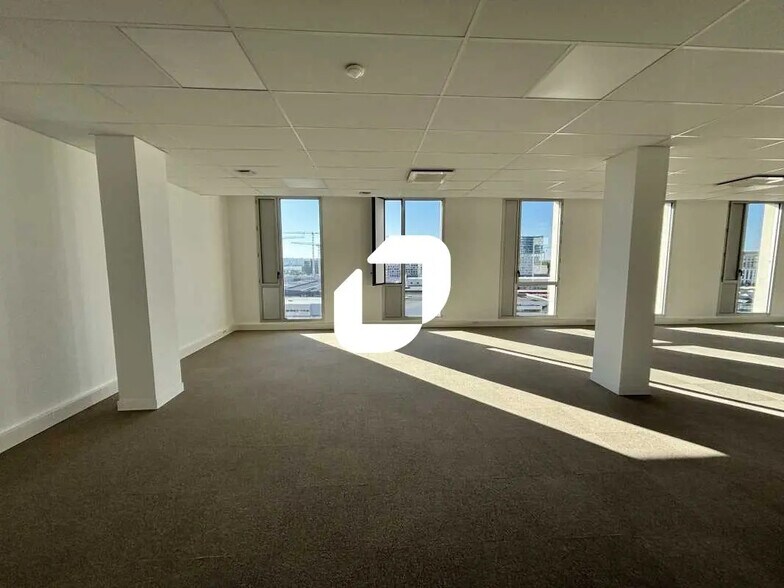 Office in Bordeaux for lease - Interior Photo - Image 2 of 14