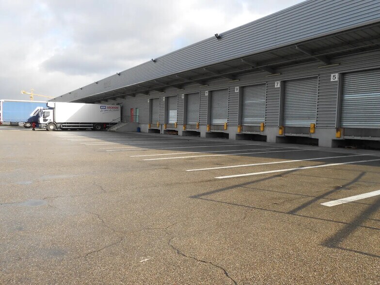 Industrial in Mions for lease - Building Photo - Image 3 of 3