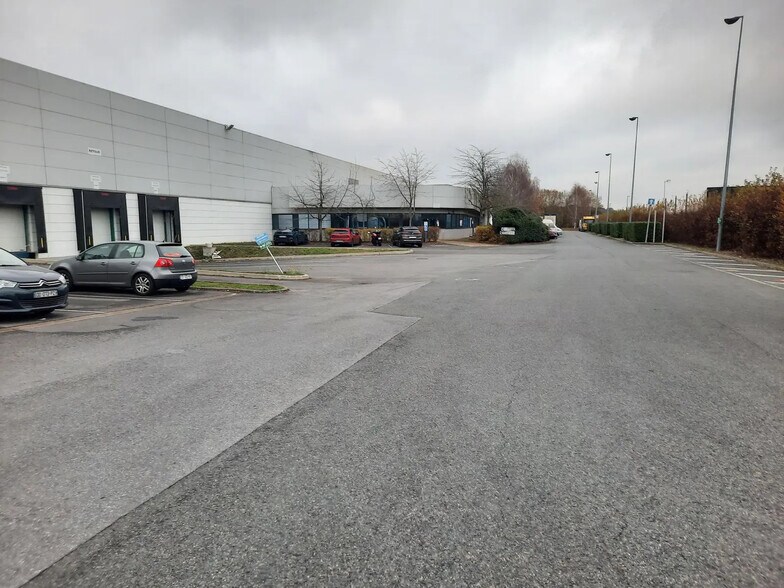 Industrial in Lieusaint for lease - Building Photo - Image 1 of 5