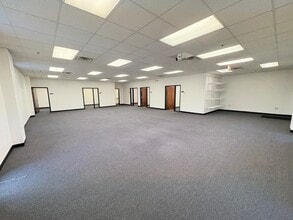 110 Londonderry Ct, Woodstock, GA for lease Interior Photo- Image 2 of 5