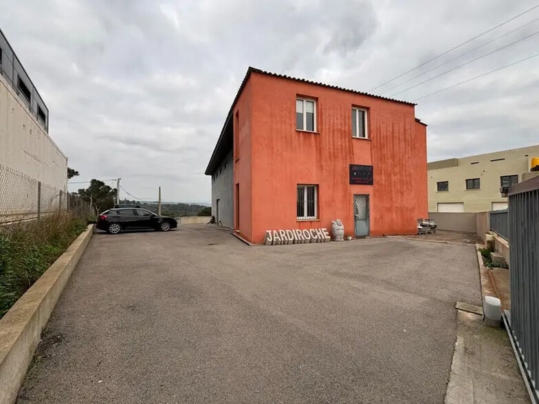 Flex in Le Rove for lease - Building Photo - Image 1 of 13