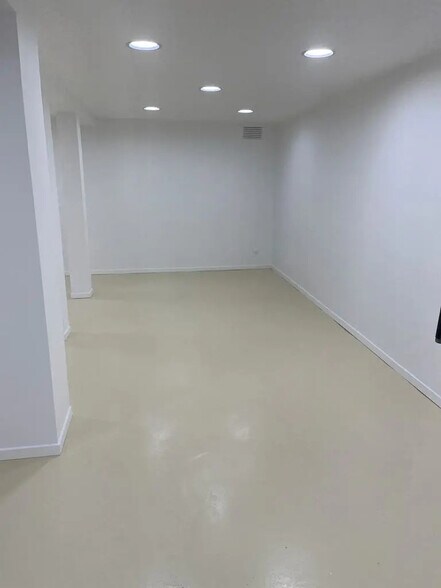 Retail in Paris for lease - Building Photo - Image 2 of 6