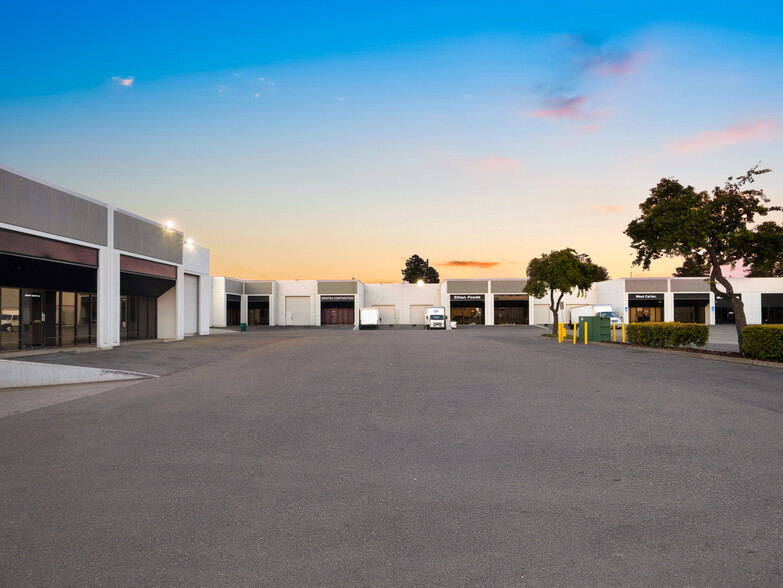 2323-2335 Industrial Pky W, Hayward, CA for lease - Building Photo - Image 3 of 16