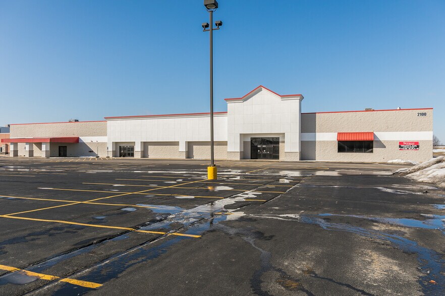 2100 Edgewood Rd SW, Cedar Rapids, IA, 52404 Storefront Retail/Office