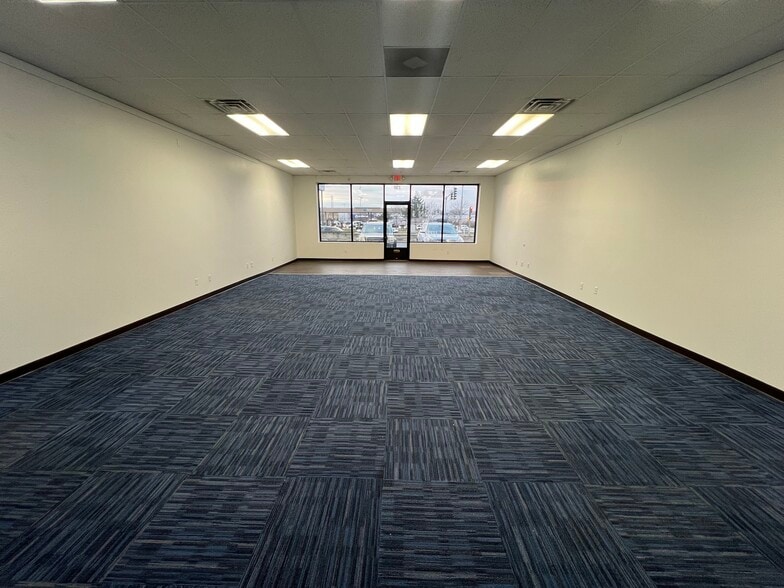 220-232 S Larkin Ave, Joliet, IL for lease - Interior Photo - Image 2 of 6