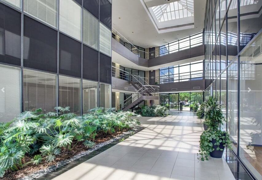 3000 Wilcrest Dr, Houston, TX for lease - Lobby - Image 3 of 6