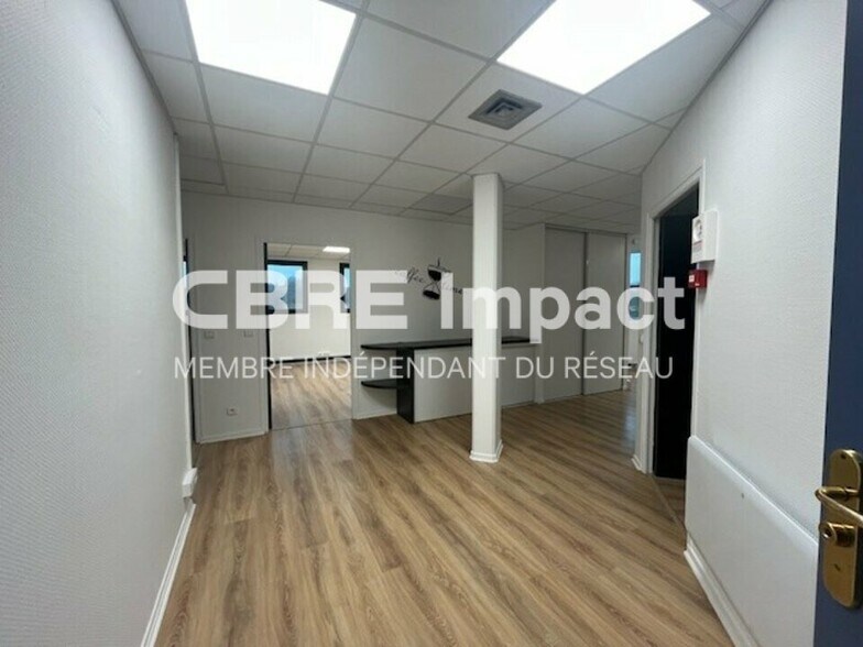 26 Rue Robert Fulton, Reims for lease - Interior Photo - Image 2 of 10