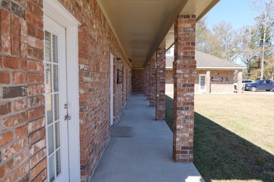 1301 Martin Luther King Jr Dr, Orange, TX for lease - Building Photo - Image 2 of 17