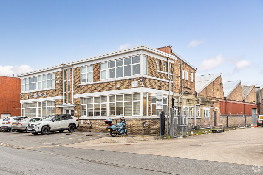 25 Lombard Rd, London for lease - Primary Photo - Image 1 of 4