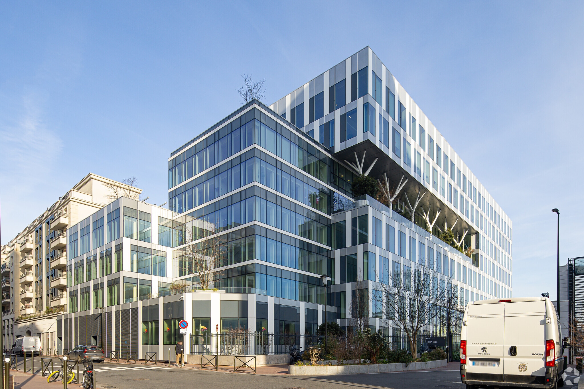 7 Rue Pablo Néruda, Levallois-Perret for lease Primary Photo- Image 1 of 12